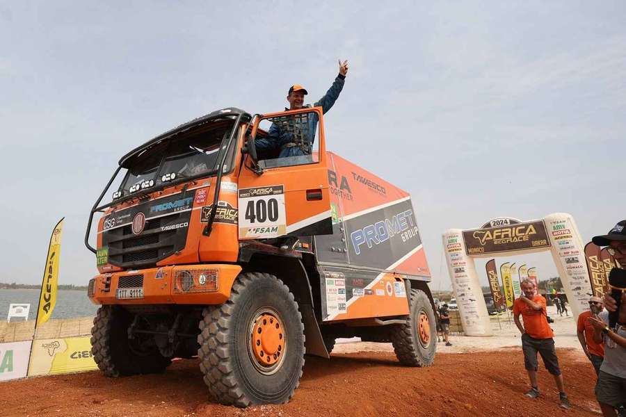 Tomeček musel před startem Rallye Dakar vyřadit z posádky svého syna. Tomeček musel před startem Rallye Dakar vyřadit z posádky svého syna.