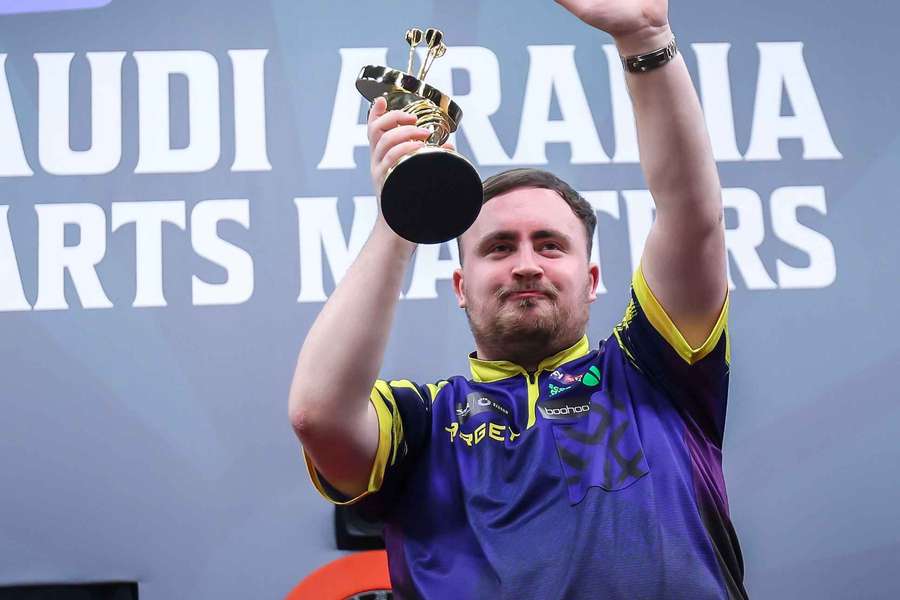 Luke Littler mit seiner neuesten Trophäe.