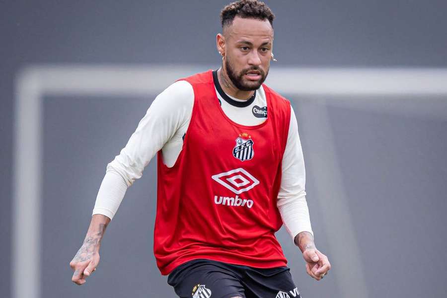 Neymar não deverá ser relacionado por Vojvoda para clássico contra o São Paulo