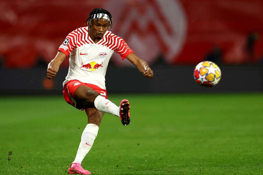  Mohamed Simakan, en acción con su antiguo club, el RB Leipzig.