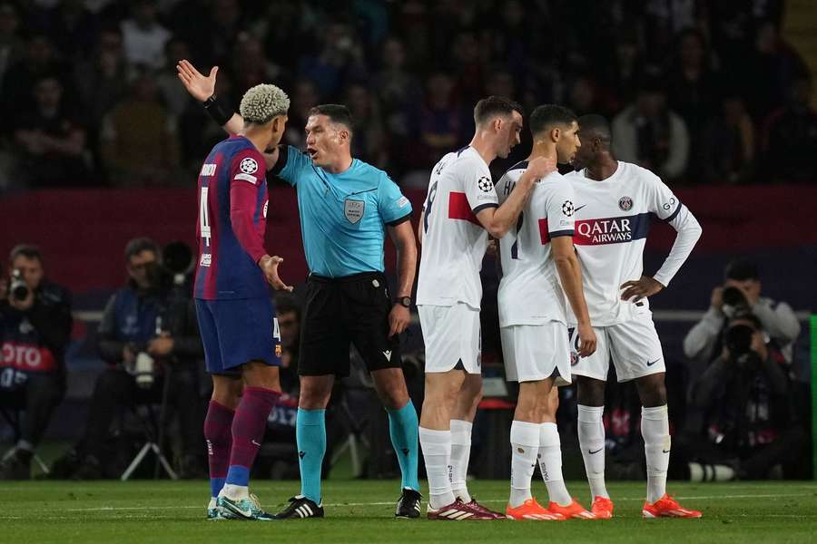 Ronald Araujo a primit cartonaș roșu în partida cu PSG