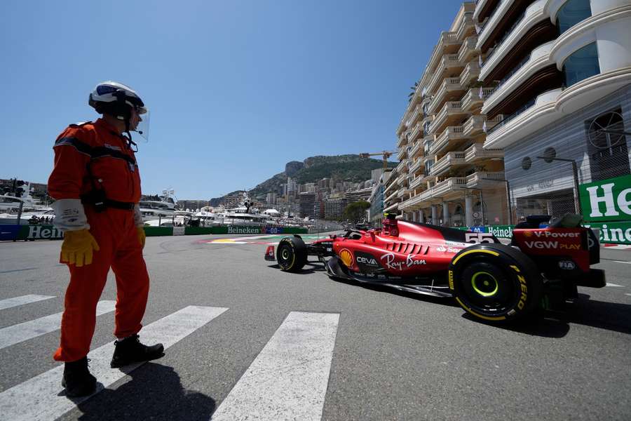 Carlos Sainz à l'entrée du port de Monaco.
