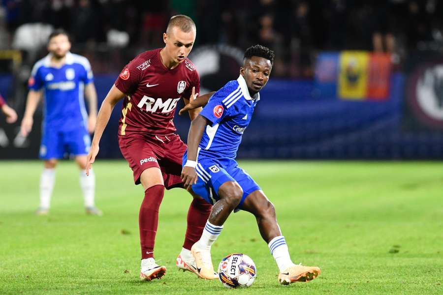 Asamoah protege el balón 