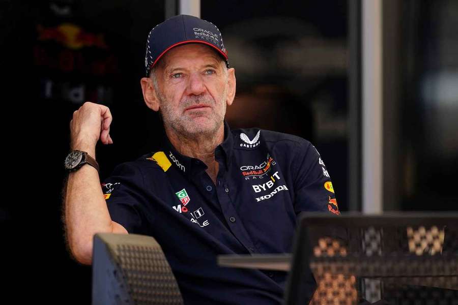 Adrian Newey vymení farby Red Bullu za tie v Aston Martine.