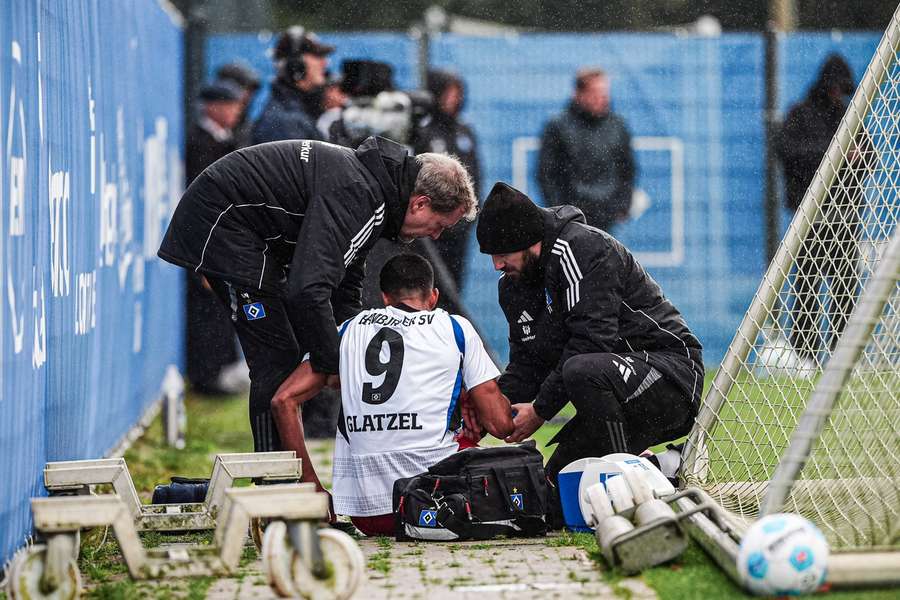 Glatzel teve de abandonar o jogo contra o Aarhus mais cedo