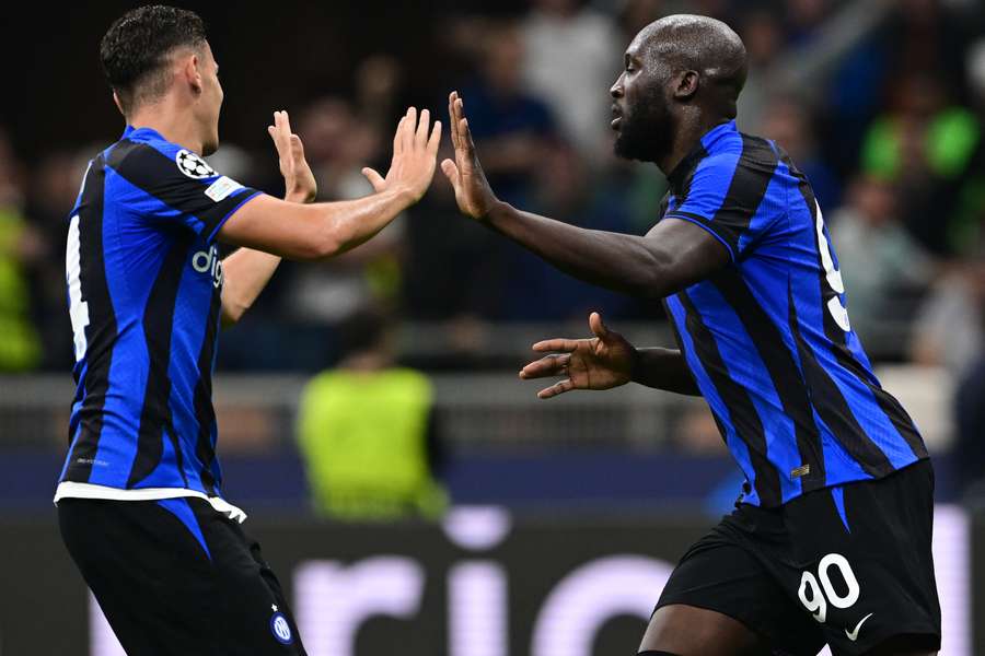 Inter Milan's Belgian forward Romelu Lukaku (R) celebrates with Albanian midfielder Kristjan Asllani (L) after scoring his team's fourth goal