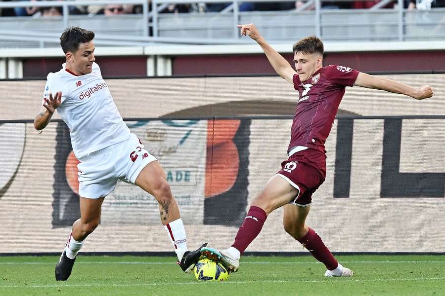 Gryda Gineitis (Torino) in duel met Paulo Dybala (AS Roma)