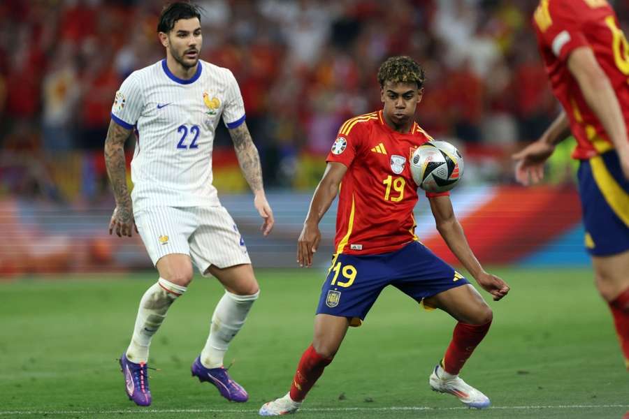 Lamine Yamal, ante Théo Hernández en las semifinales de la Eurocopa de Alemania 2024 Lamine Yamal, ante Théo Hernández en las semifinales de la Eurocopa de Alemania 2024