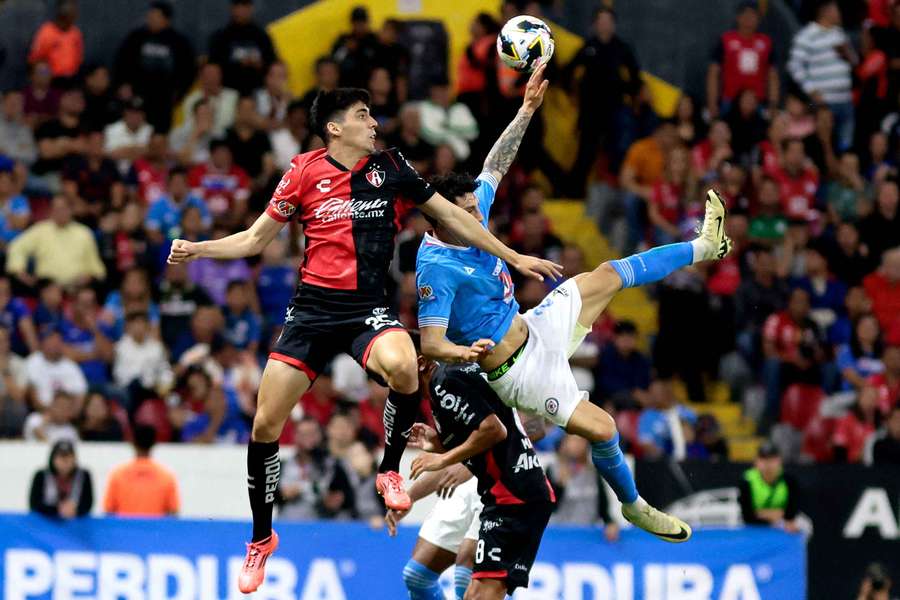 Cruz Azul empata contra Tigres.