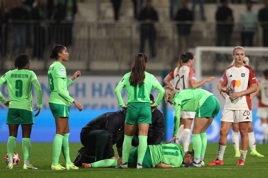 Alexandra Popp musste gegen Lyon minutenlang behandelt werden.