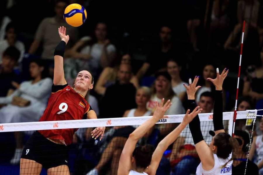 Lina Alsmeier schmettert gegen die serbische Defensive