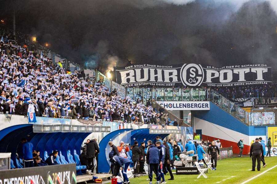 Das Spiel zwischen Rostock und Schalke musste wegen Vorfällen auf den Rängen unterbrochen werden.