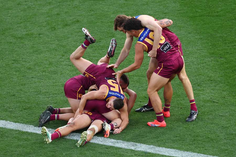 Brisbane bulldoze Geelong in fourth quarter rout to go back-to-back