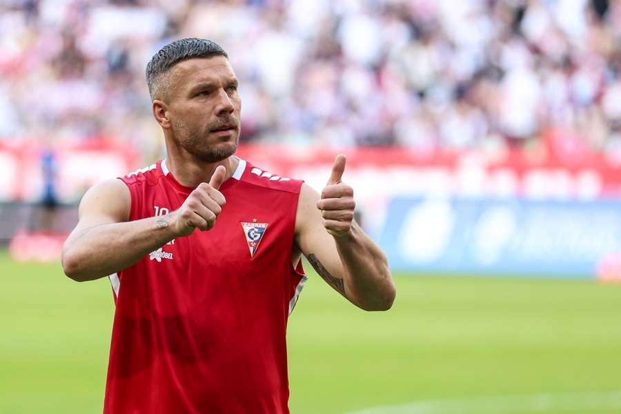 Lukas Podolski wurde mit tosendem Applaus verabschiedet. Lukas Podolski wurde mit tosendem Applaus verabschiedet.