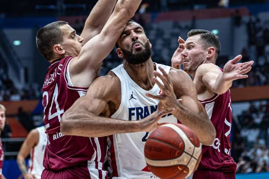 Těsná porážka znamená konec. Francie pláče, její basketbalisté jsou na MS ze hry o postup