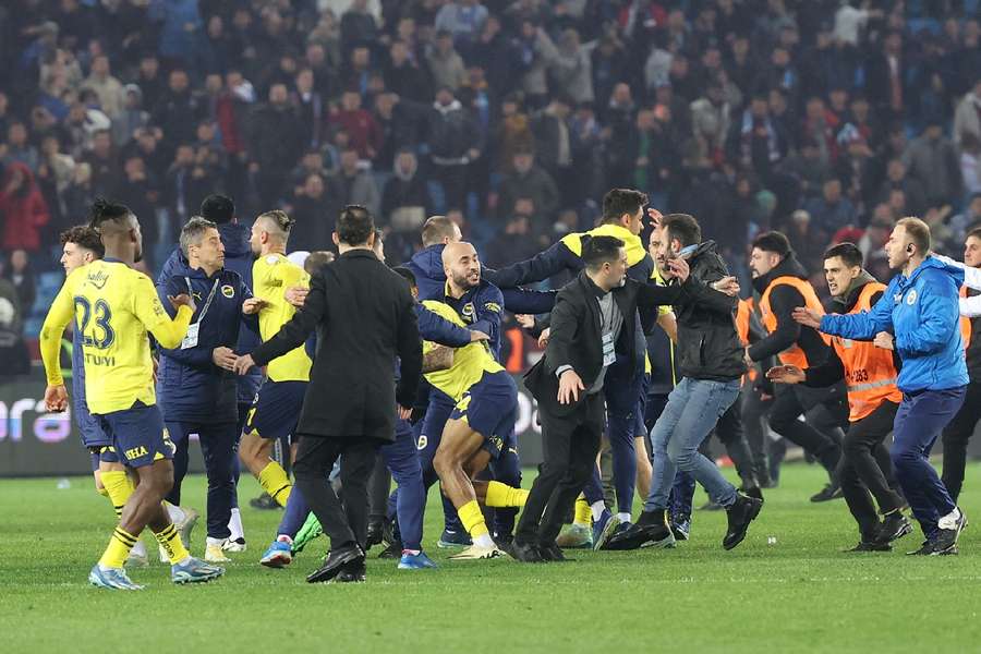 A avut loc o încăierare uriașă după înfrângerea lui Trabzonspor în fața lui Fenerbahce