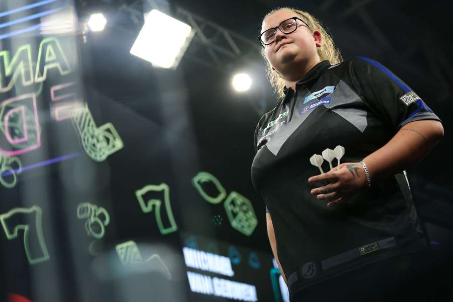 Beau Greaves at the 2025 Grand Slam of Darts in Wolverhampton Beau Greaves at the 2025 Grand Slam of Darts in Wolverhampton