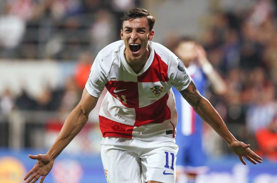 Petar Musa sărbătorește golul de 2-1 contra Insulelor Feroe Petar Musa sărbătorește golul de 2-1 contra Insulelor Feroe