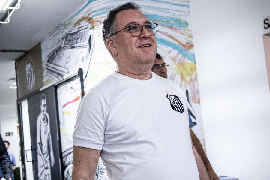 Marcelo Teixeira, presidente do Santos, em chegada à Vila Belmiro neste domingo