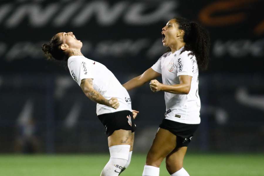 Fernanda vibra com segundo gol do Corinthians