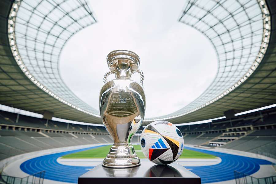O troféu e a bola da Euro