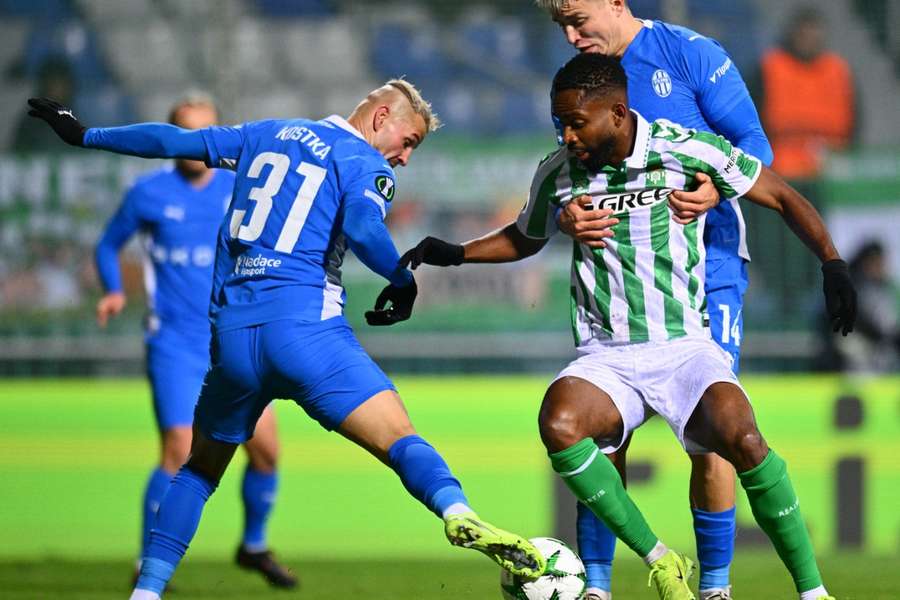 Bakambu pelea un balón con la zaga del Mlada Boleslav