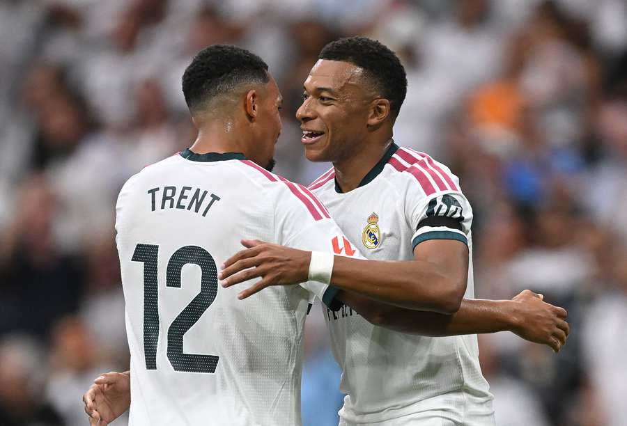 Kylian Mbappé célèbre son but face à Malaga avec Trent Alexander-Arnold.