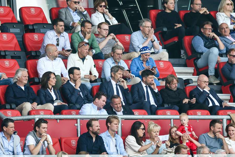 De rvc wil uiterlijk begin augustus iemand met een achtergrond bij Ajax presenteren als algemeen directeur