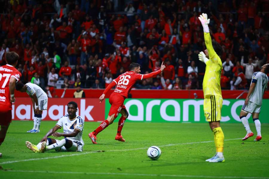 Paulinho apontou um hat-trick