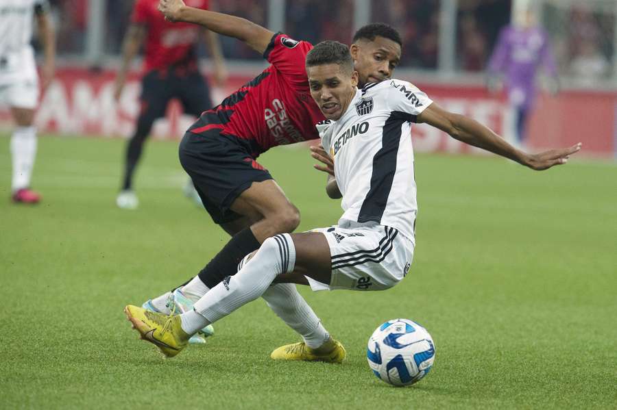 Pedrinho (L) van Paranaense in actie tegen zijn naamgenoot Pedrinho van Mineiro