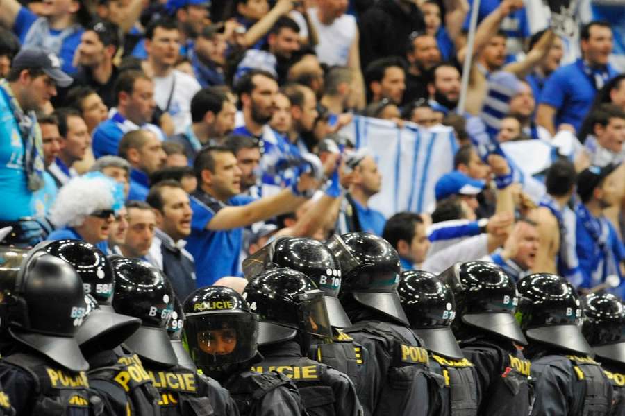 Ein Anfang Dezember bei einem Volleyballspiel verletzter griechischer Polizist ist am Mittwoch seinen Verletzungen erlegen.