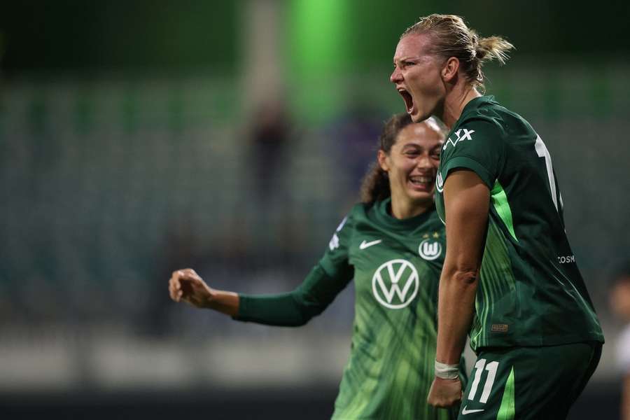 Popp (r.) feiert ihr Tor zum 4:0-Endstand