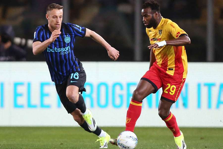 Inter's Davide Frattesi vies for the ball with Lecce's Lassana Coulibaly