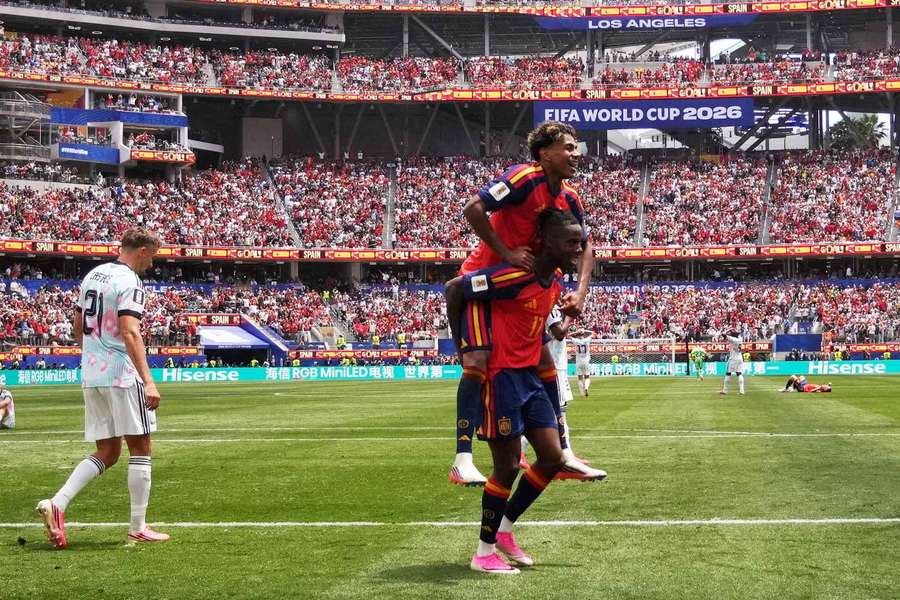 Lamine Yamal e Nico Williams em ação por Espanha
