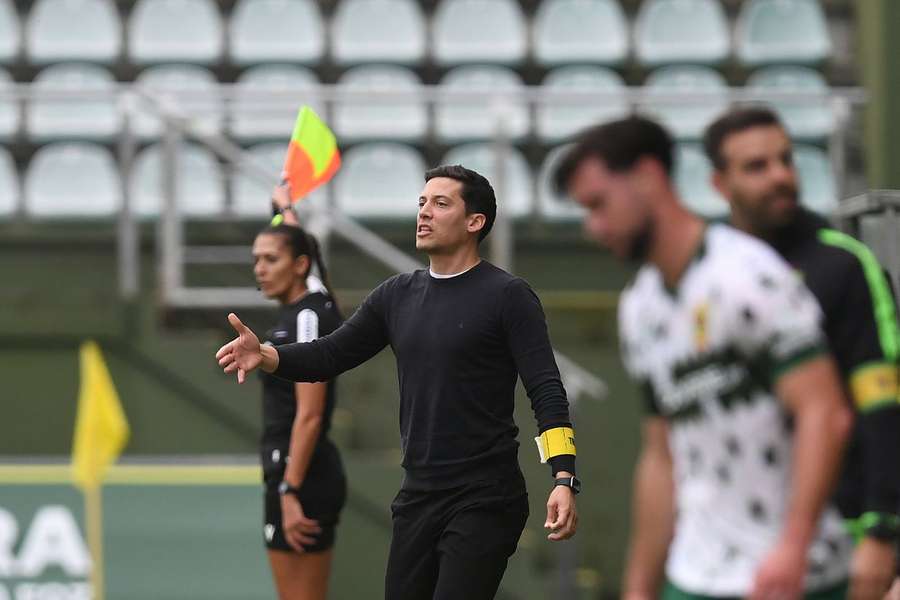 Luís Pinto, treinador do Tondela, foi associado a Vitória SC e Gil Vicente Luís Pinto, treinador do Tondela, foi associado a Vitória SC e Gil Vicente