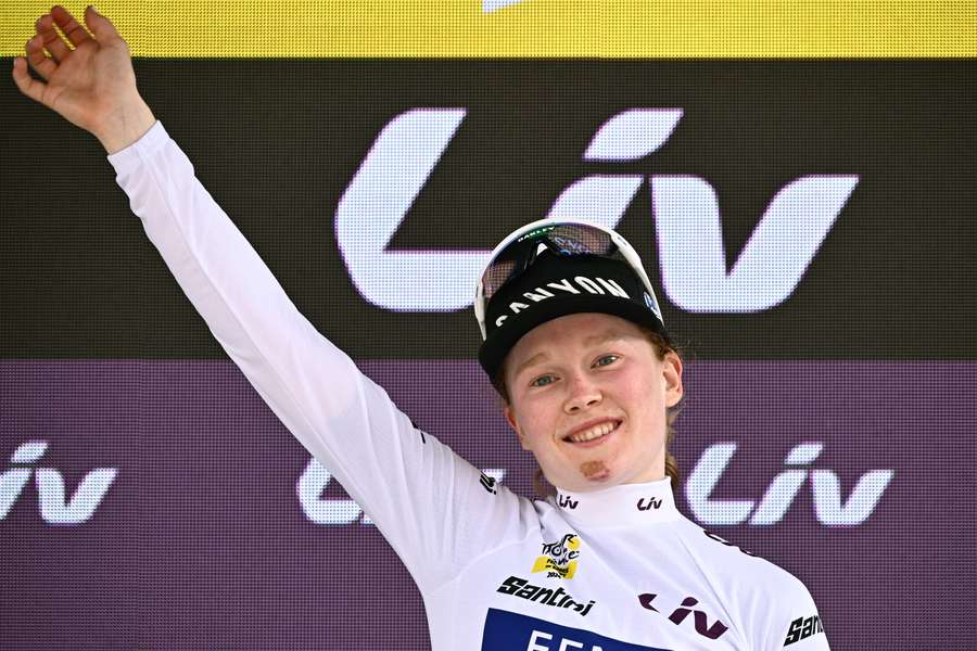 Puck Pieterse onlangs in de witte trui van de Tour de France Femmes op de weg