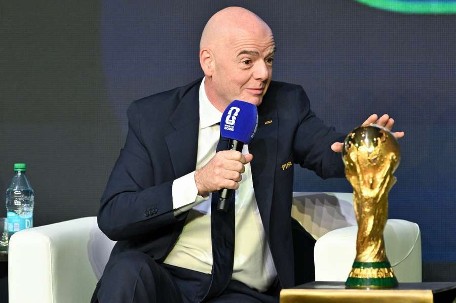 FIFA: W każdym meczu podczas mistrzostw świata będą dwie przerwy na uzupełnienie płynów