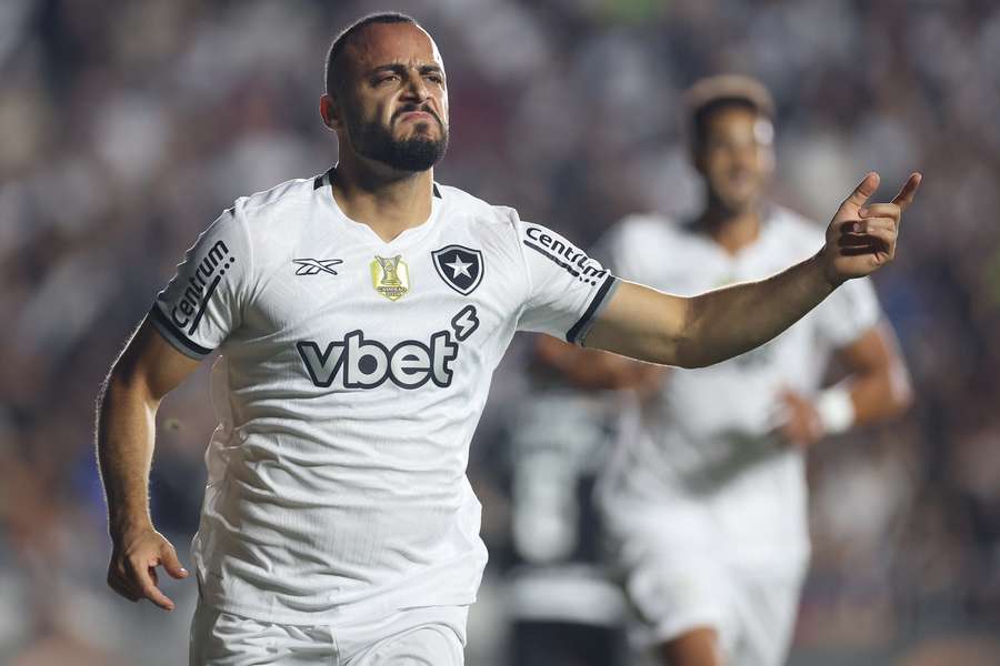 Arthur Cabral abriu o marcador