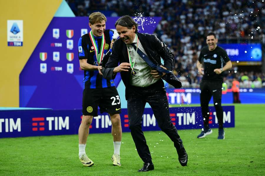 Simone Inzaghi festeggia la vittoria della Serie A Simone Inzaghi festeggia la vittoria della Serie A