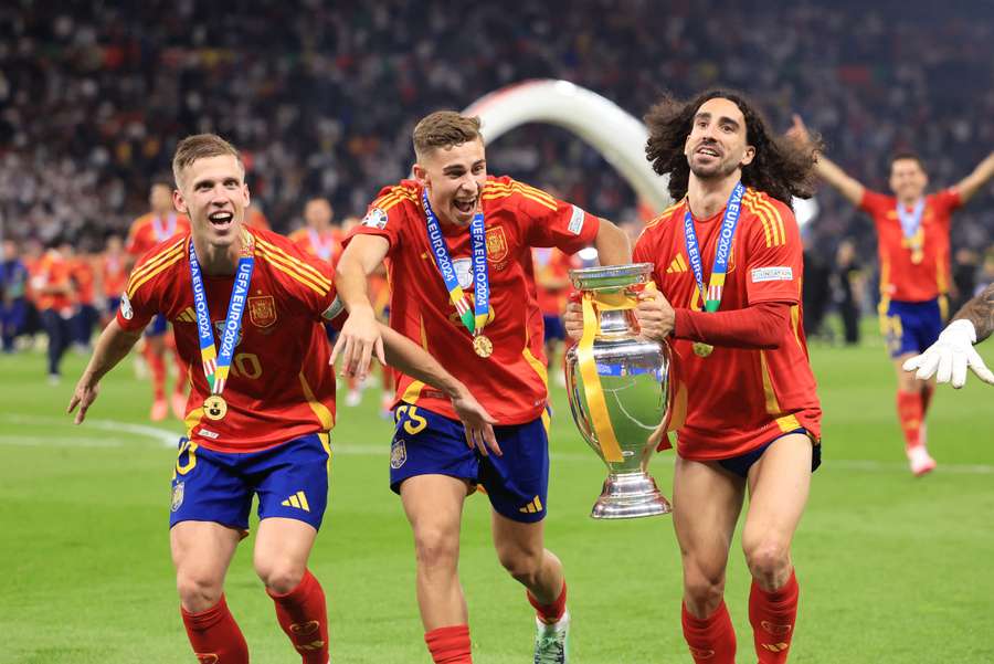 Cucurella, Fermín y Olmo celebran en la Eurocopa