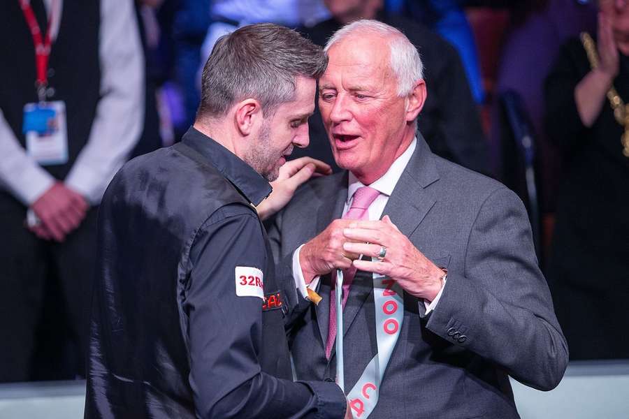 Barry Hearn (r.) met Ronnie O'Sullivan op het WK snooker in mei