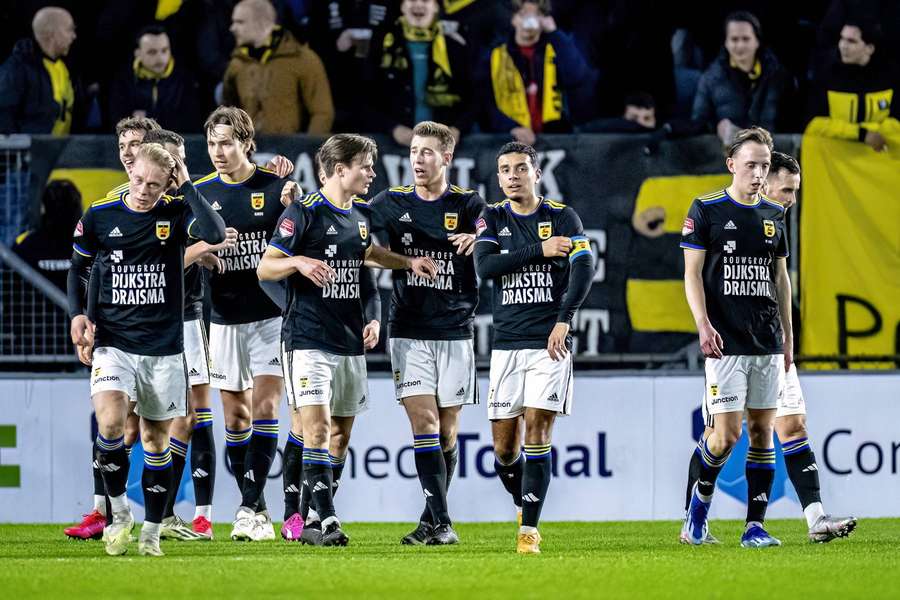 De spelers van Cambuur vieren een goal van Uldrikis