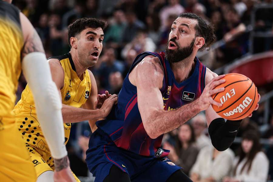 Toko Shengelia, con el balón durante un partido del Barça
