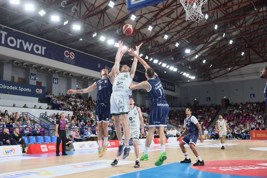Koszykarz Legii Warszawa Markus Ilver (C) oraz Krzysztof Kempa (L) i Grzegorz Kamiński (P) z Dzików Warszawa podczas meczu Ekstraklasy.