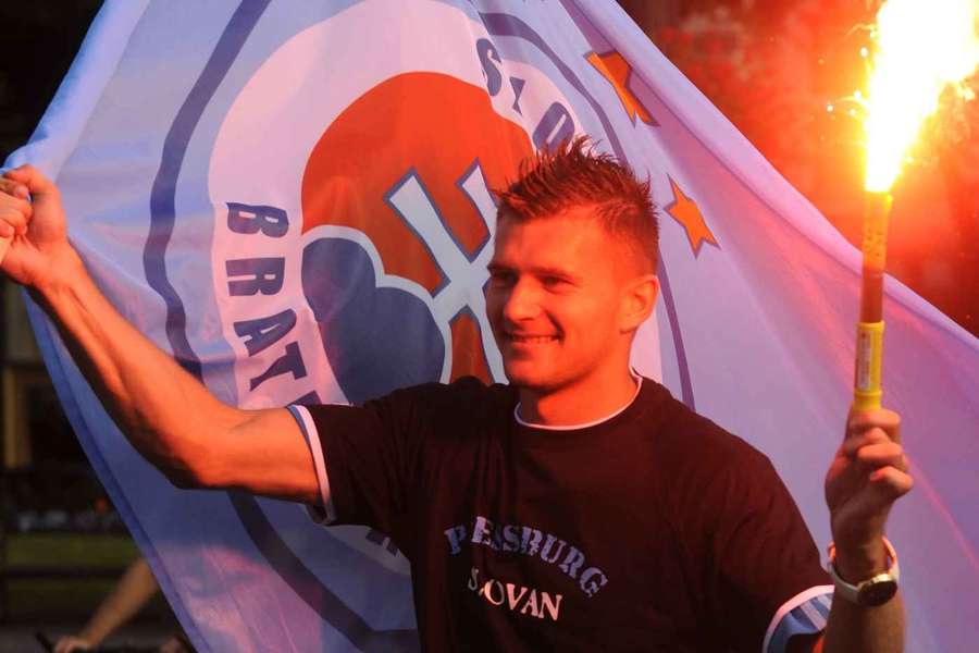 Bývalý sparťan Miloš Lačný si užívá fotbalu na Maledivách. Bývalý sparťan Miloš Lačný si užívá fotbalu na Maledivách.