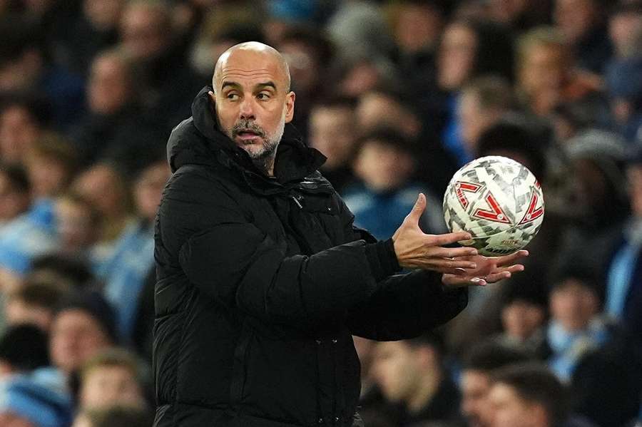 Guardiola s kritizovanou loptou.