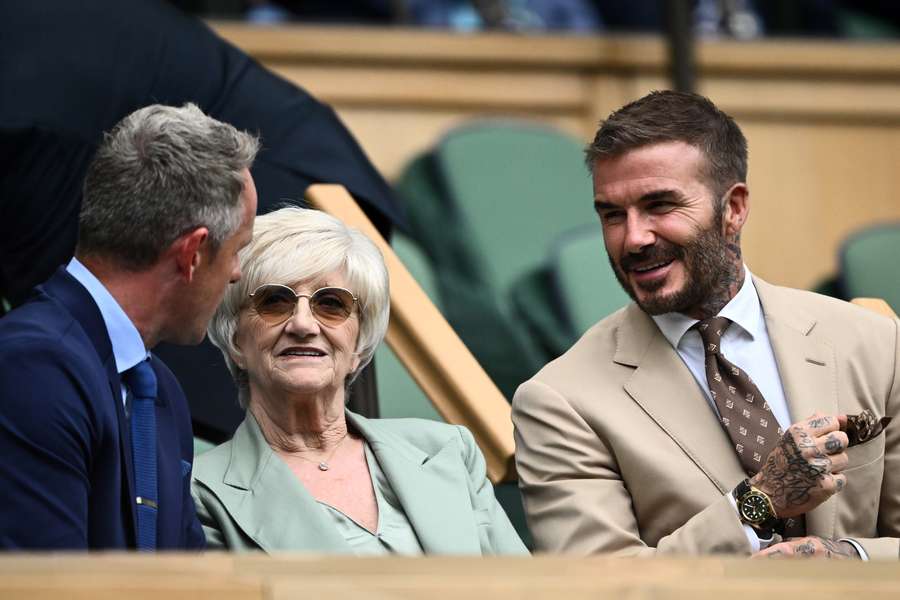 David Beckham, con su madre, Sandra, en el palco de la pista central