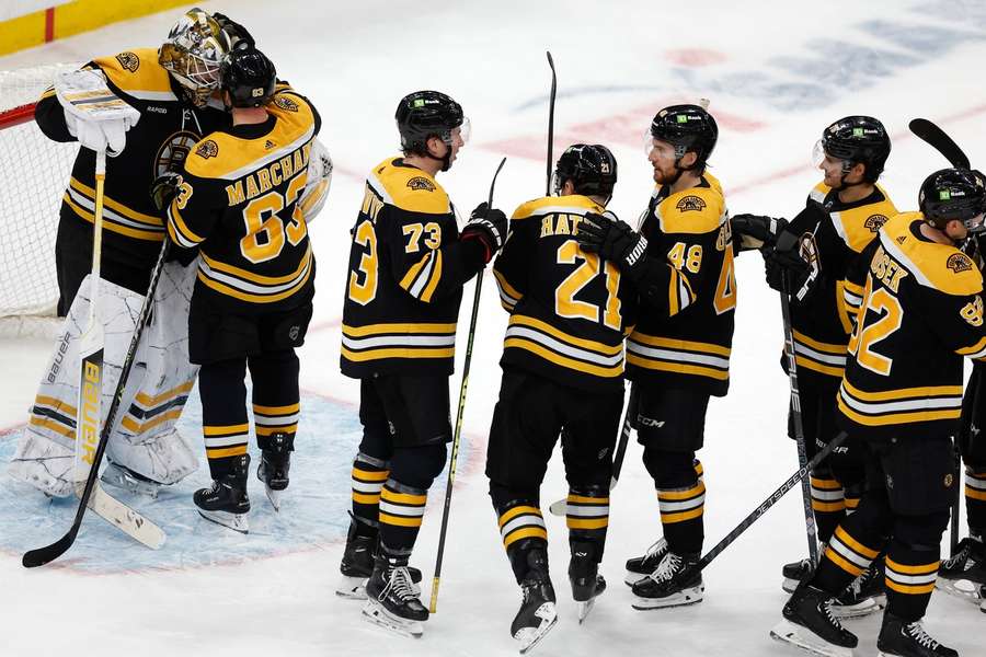 Bruins feiern den Sieg sowie den Gewinn der Atlantic Division