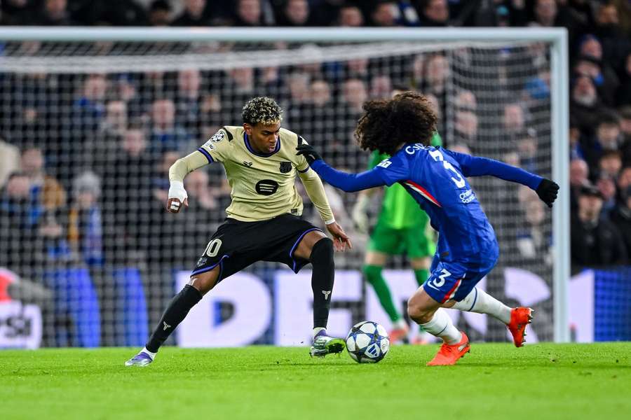 Lamine Yamal v souboji s Marcem Cucurellou.