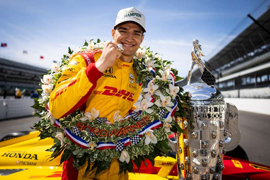Álex Palou, con el trofeo de las 500 millas de Indianápolis